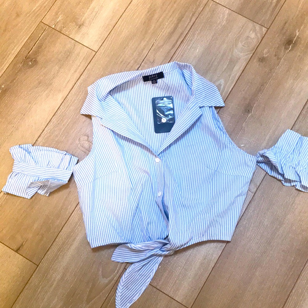 NWT. Adorable summer pinstripe crop top with tiny sleeves that can be removed.
